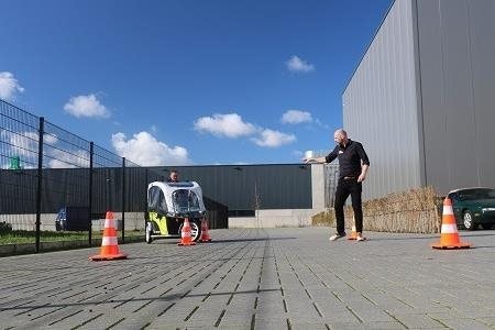 GoCab fietstaxi geeft rijinstructies op locatie